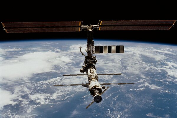 Foto della stazione spaziale sullo sfondo della terra