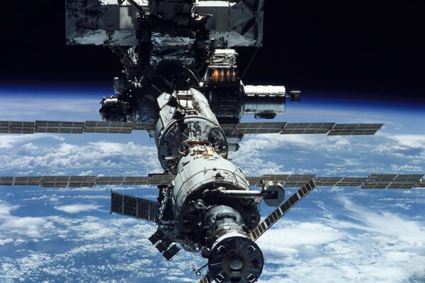 La estación espacial internacional en el fondo de la tierra