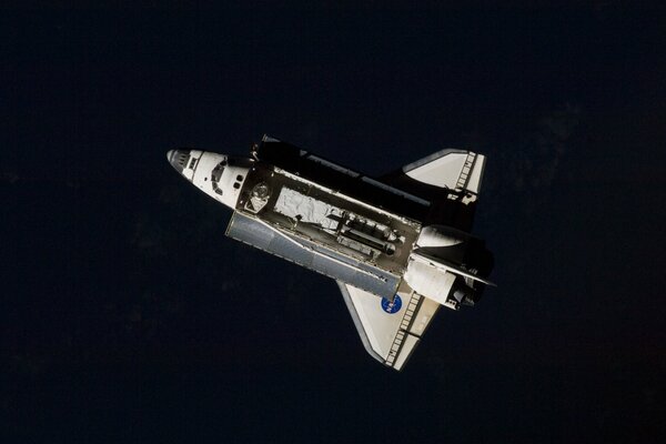 Space Shuttle su sfondo nero