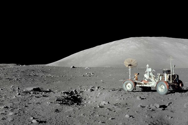 Panorama de la surface lunaire avec l astronaute