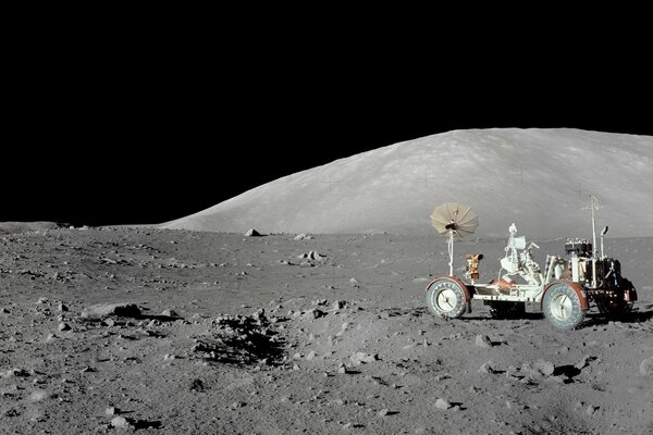 Panorama powierzchni Księżyca z astronautą