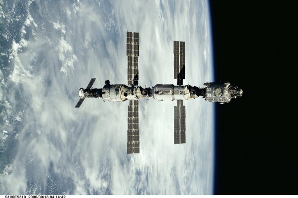 ISS en el fondo del cielo de la tierra