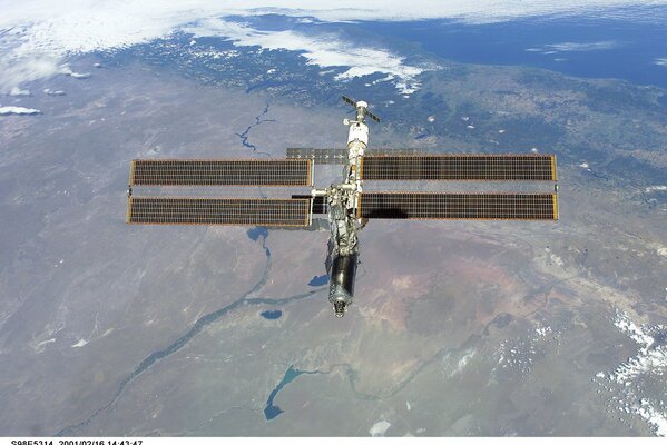 Foto de la estación espacial en el fondo de la tierra
