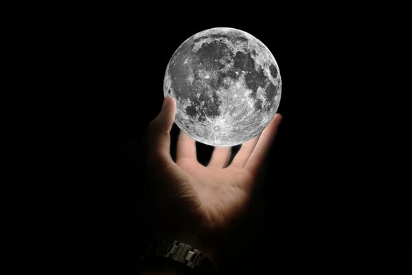 Belle lune lumineuse dans la main d un homme
