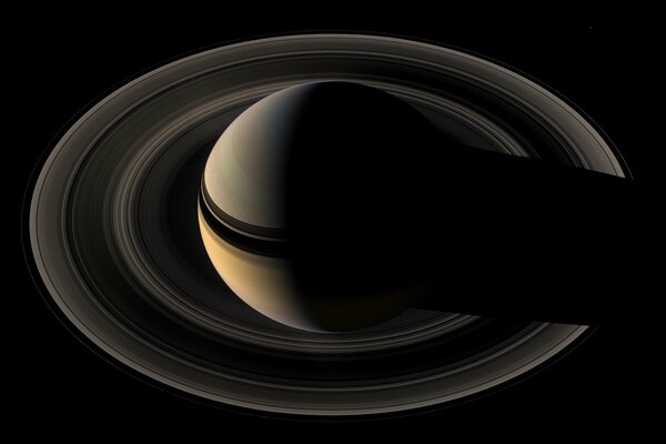 Il pianeta Saturno con le sue lune