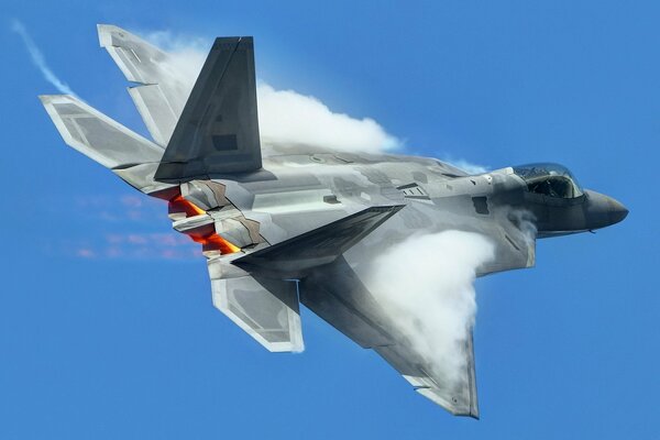 Ein f-22 raptor Flugzeug im blauen Himmel