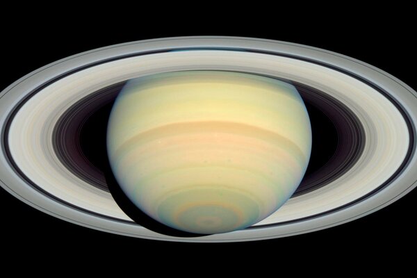 Immagine completa di Saturno e dei suoi anelli