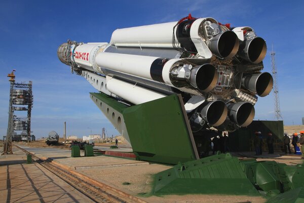 Eine Trägerrakete auf dem Weltraumbahnhof Baikonur. Startplatz