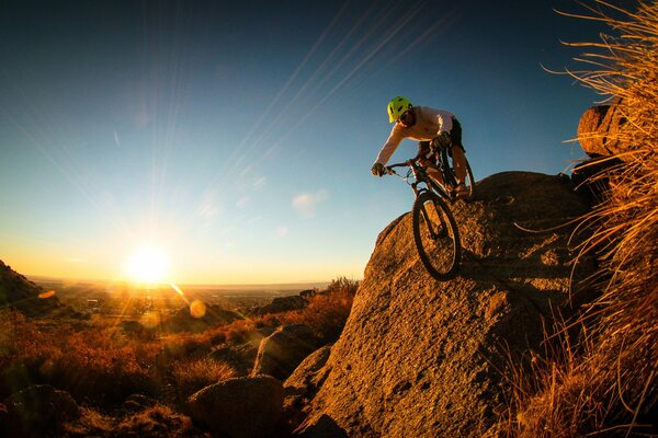 Vélo de montagne au coucher du soleil