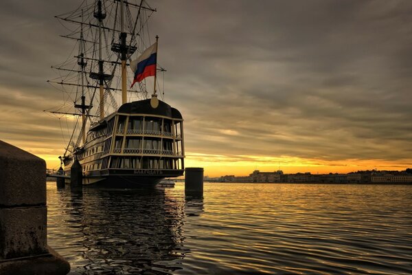 Корабль в Санкт-Петербурге вид с Набережной