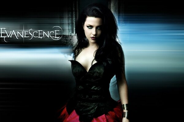 Cantante del gruppo Evanescence in corsetto nero e gonna scarlatta