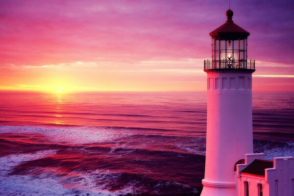 Leuchtturm im Meer bei Sonnenuntergang