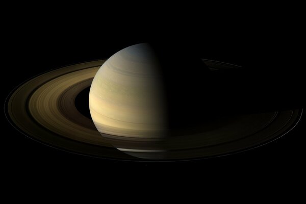 Image sombre de Saturne et de ses anneaux