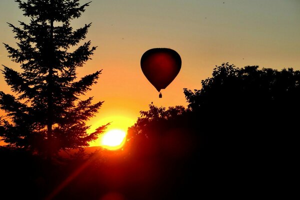 Volare verso il cielo su una palla, in una bella alba!