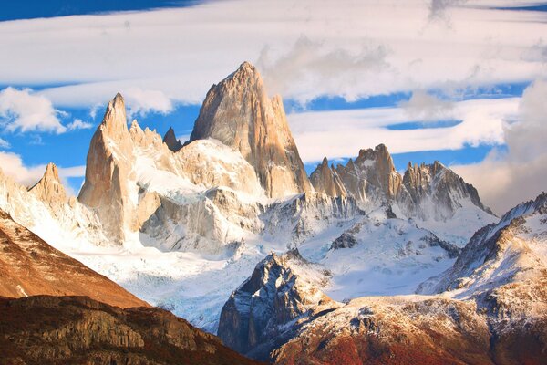 Paesaggio innevato tra le montagne rocciose