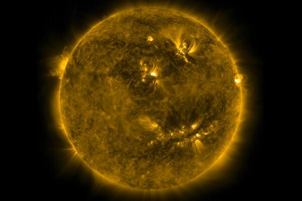 Soleil émettant protubérances, sur fond noir