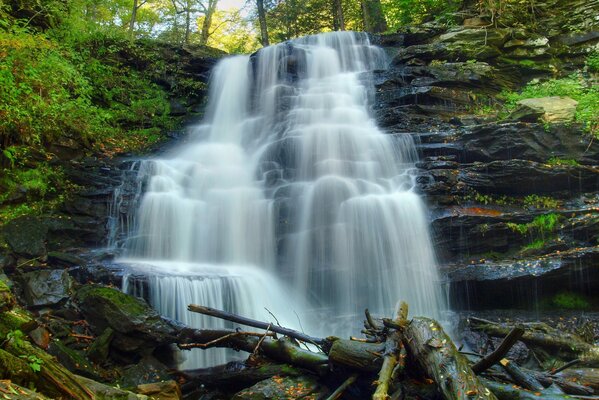 Das Wasser läuft über die Felsen