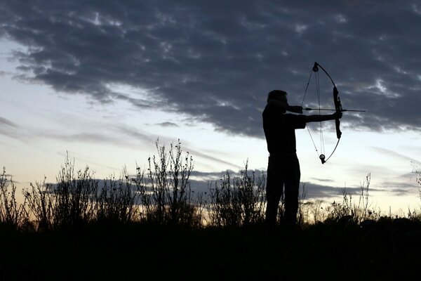 Silhouette d un Archer dans la brume d avant l aube