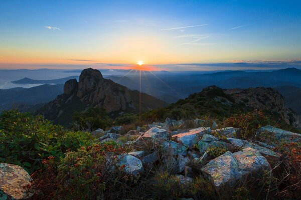 Alba colorata nelle Alpi di montagna