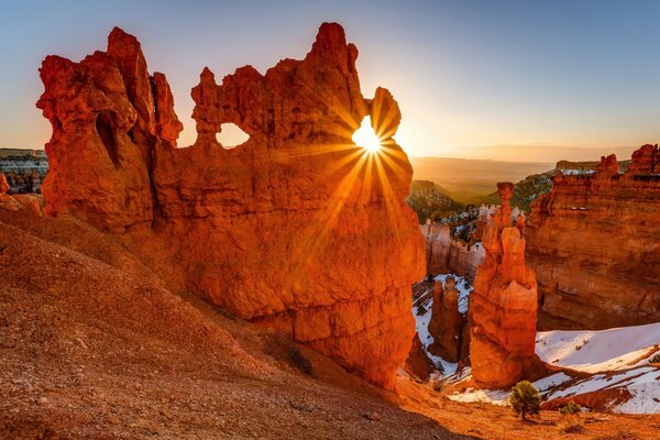 Montagnes enneigées dans les rayons du soleil orange de l Utah