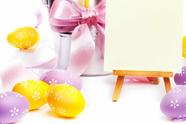 Tarjeta de Pascua con huevos decorados