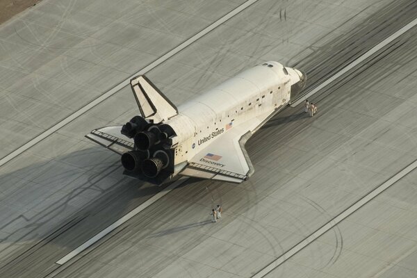 Das Kennedy Center und die Vandenberg Air Base haben die Shuttle Discovery ins Leben gerufen, ein wiederverwendbares Transportraumschiff der NASA