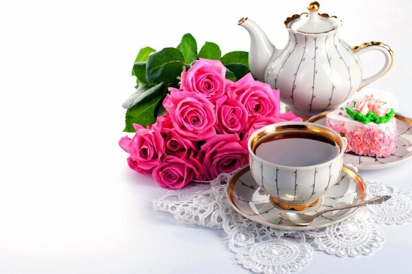 Thé dans une tasse sur fond de fleurs roses et dessert