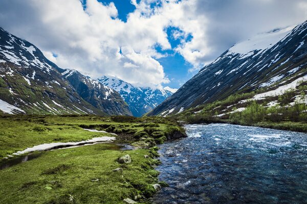 Rivière norvégienne parmi les montagnes rocheuses 