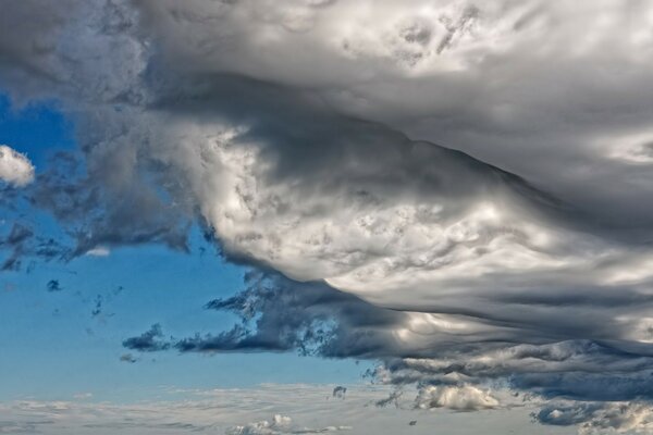 Niezwykłe ciężkie chmury podczas burzy