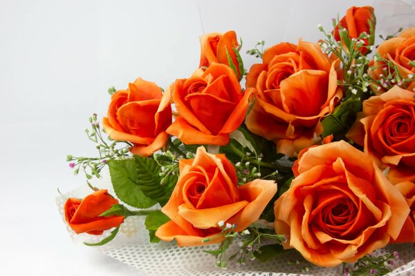 Bukiet pomarańczowych róż z siatką