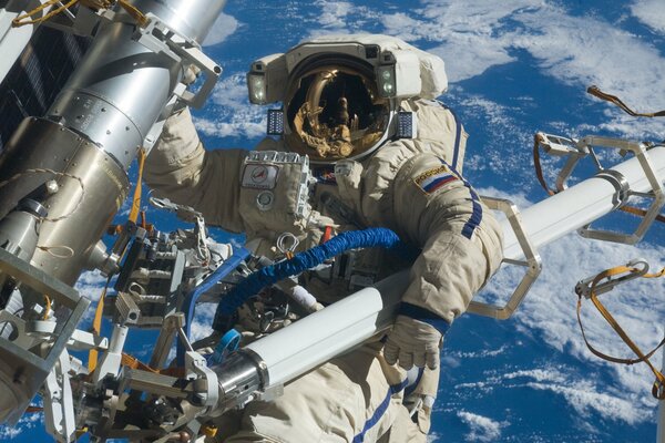 Фото космонавта выполняющую работу в открытом космосе