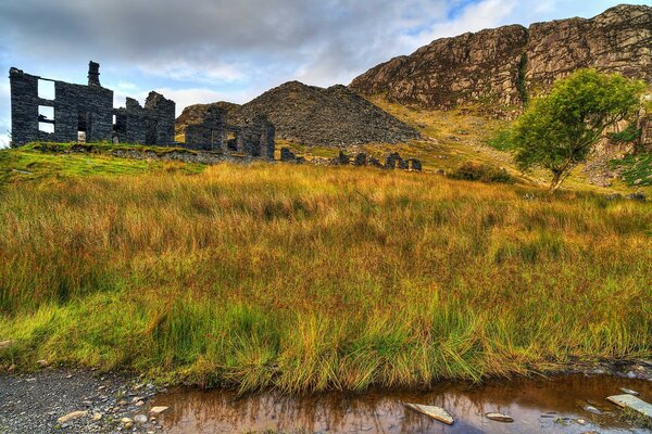 Ruines dans les montagnes du paysage britannique