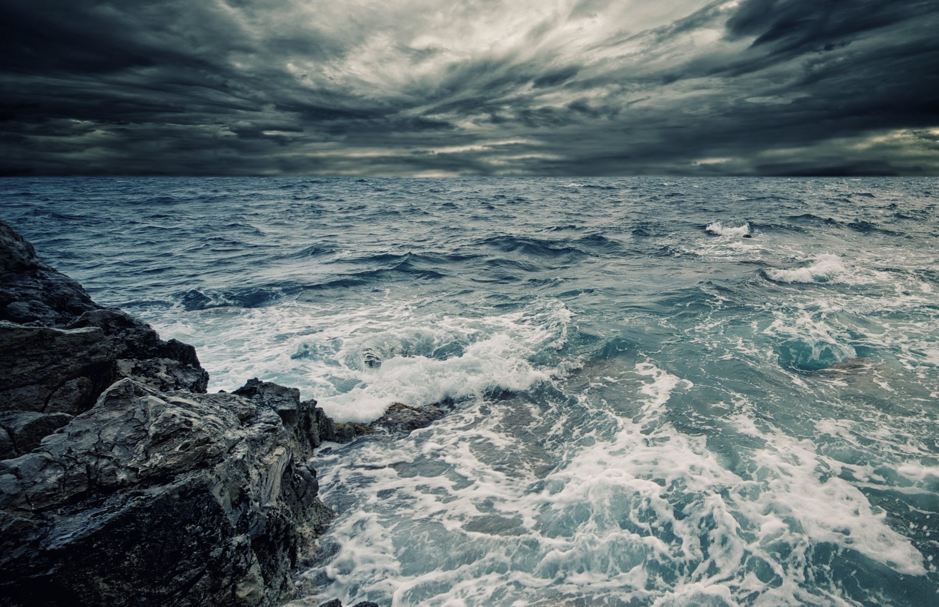 mar cielo agua océano salpicaduras roca nublado olas