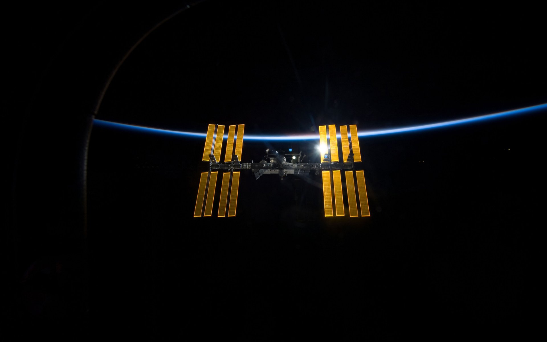 internacional estación espacial iluminado espacio iss iluminado órbita tierra antena satelital nave listo para atracar paneles solares paneles módulos planeta superficie horizonte brillo luz fondo