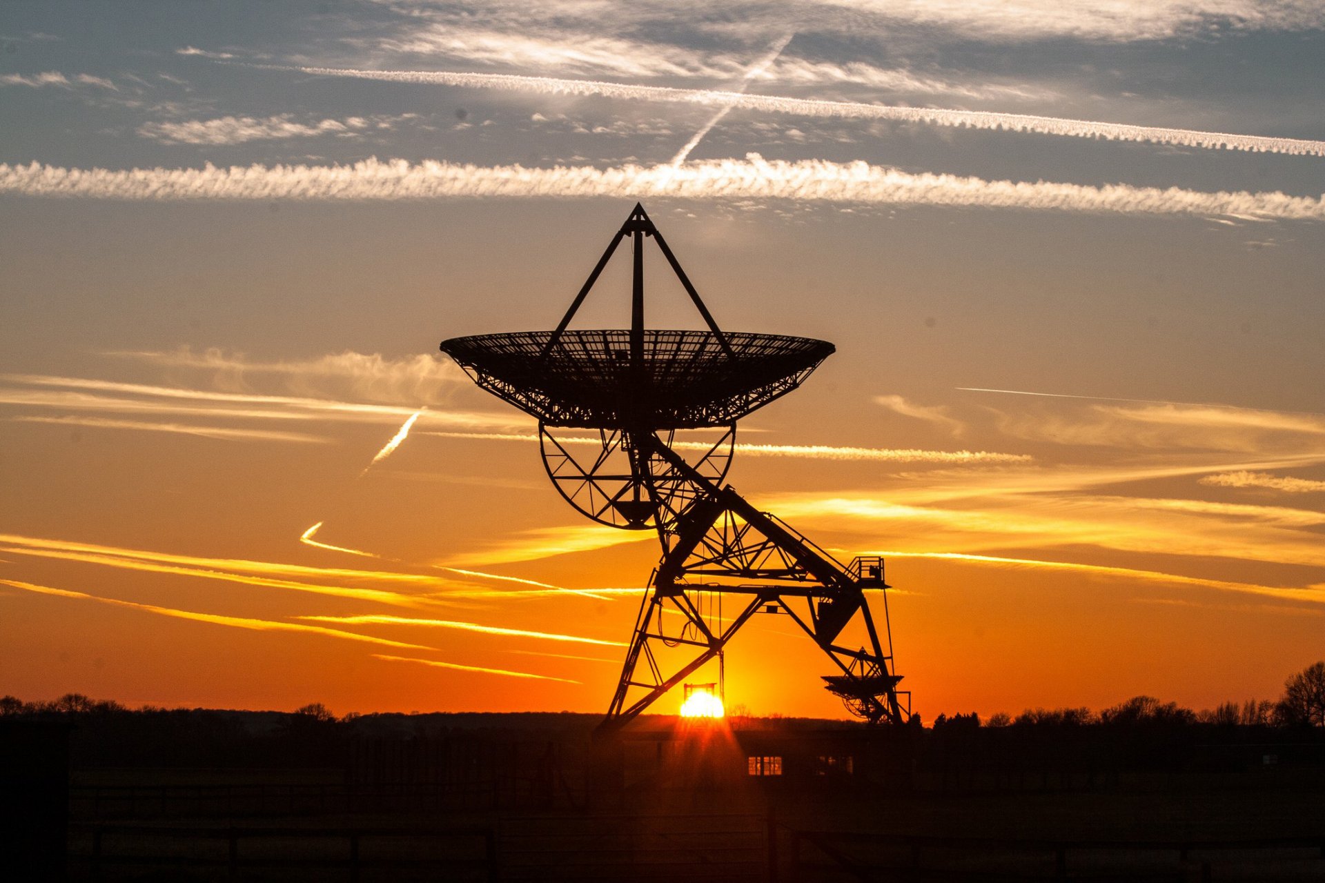 plaque antenne réception sigral silhouette cadre ciel nuages aube coucher de soleil horizon soleil lumière rayons