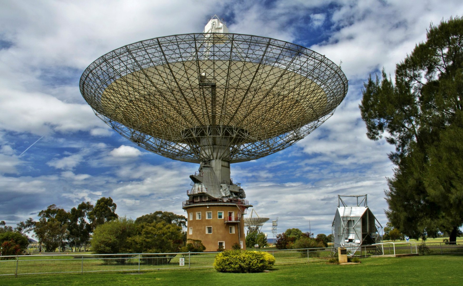 erba pianura piatto antenna radiotelescopio osservatorio cielo grisonte nuvole