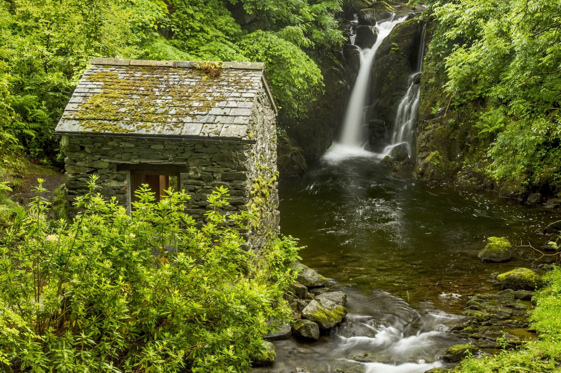 cascada río cabaña inglaterra arbustos