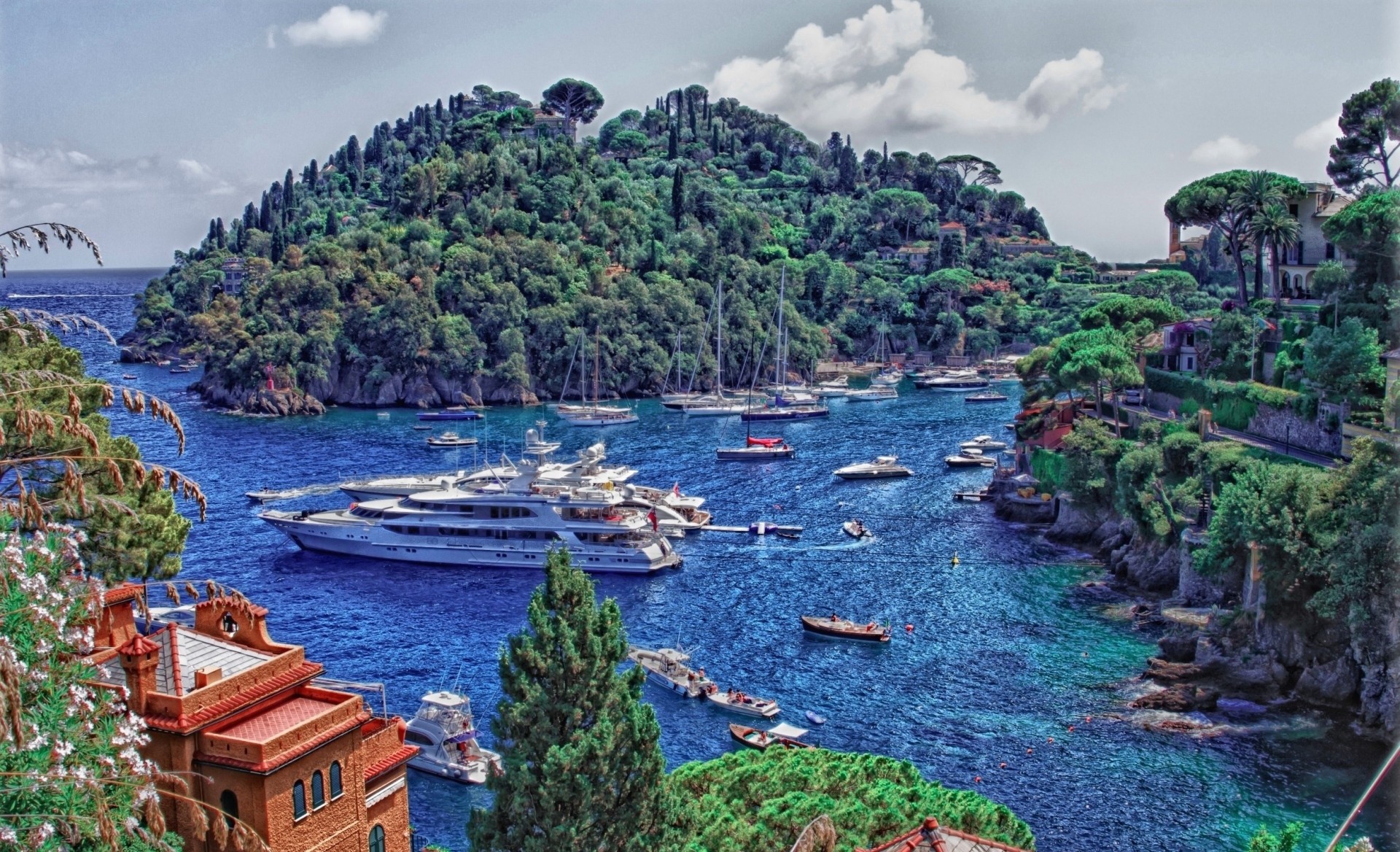 natur boote sommer bucht himmel meer wolken berge schön yacht felsen häuser