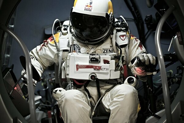Astronauta en traje espacial sentado en una cápsula