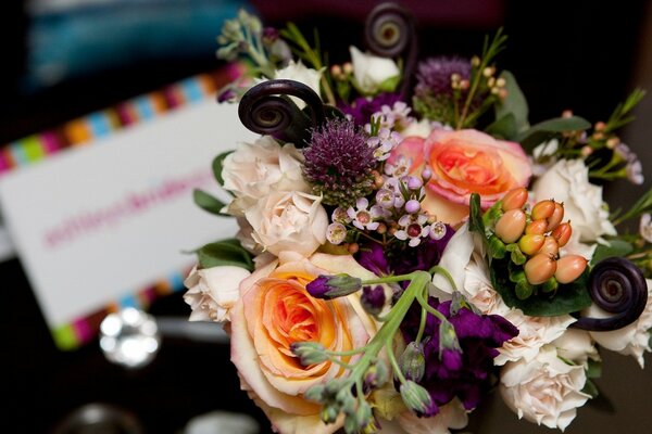 Arrangement floral avec des roses et autres tsyatami