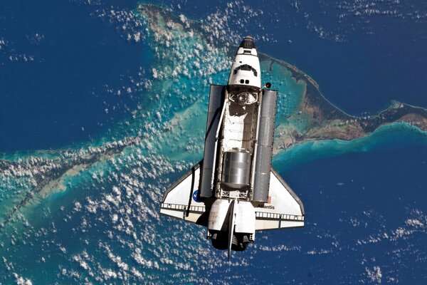 Space Shuttle arbeitet im Orbit