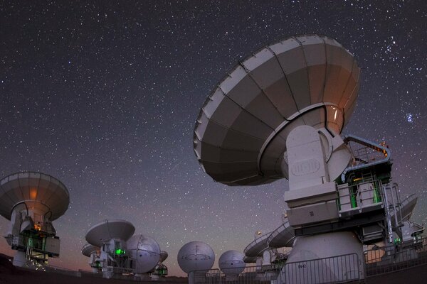 Por la noche, con un telescopio se puede ver el cielo con el espacio