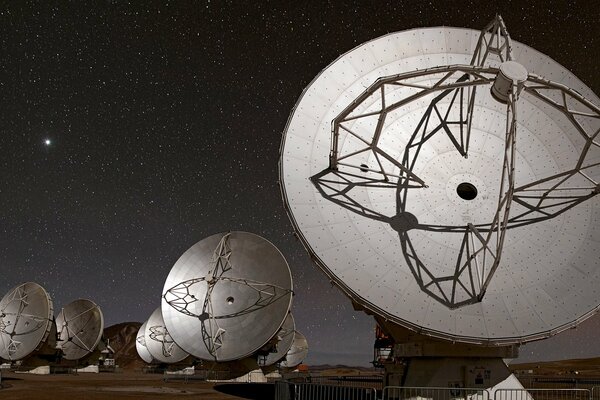 Telescopi sullo sfondo del cielo stellato