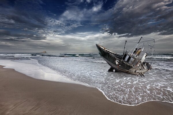 Barco abandonado en el mar