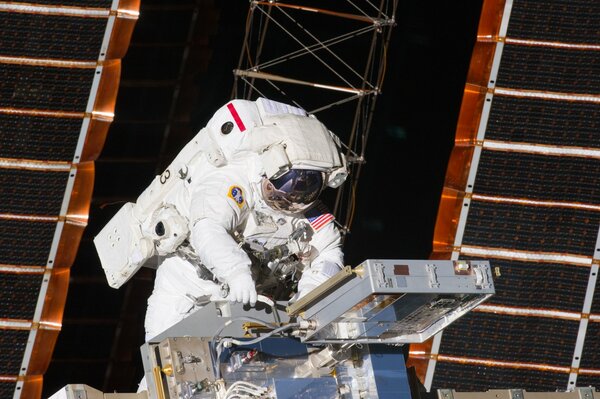 Astronauta en un traje espacial en la estación espacial