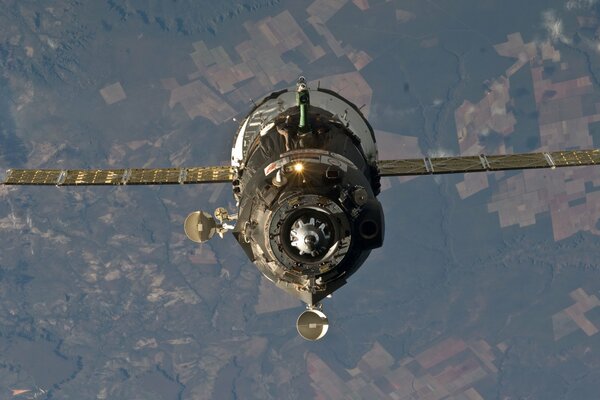 Nave espacial en el fondo del planeta Tierra