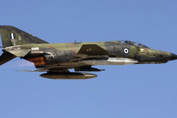 Militärflugzeug. Blauer Himmel