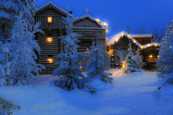 Casas de madera en el bosque de invierno