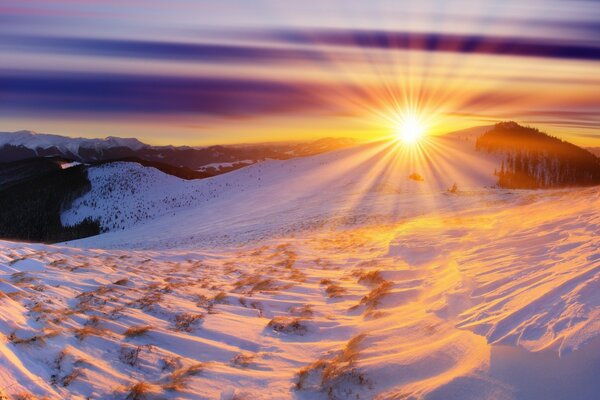 Puesta de sol en las montañas de invierno