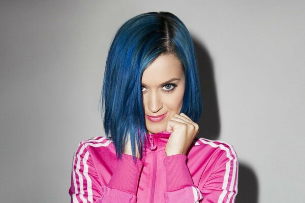 Sängerin Katy Perry im rosa Trainingsanzug mit leuchtend blauen Haaren